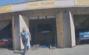 Shkoi te mekaniku për ta marrë veturën që e kishte dërguar për ta rregulluar, gruan e tradhtuan frenat (Video)