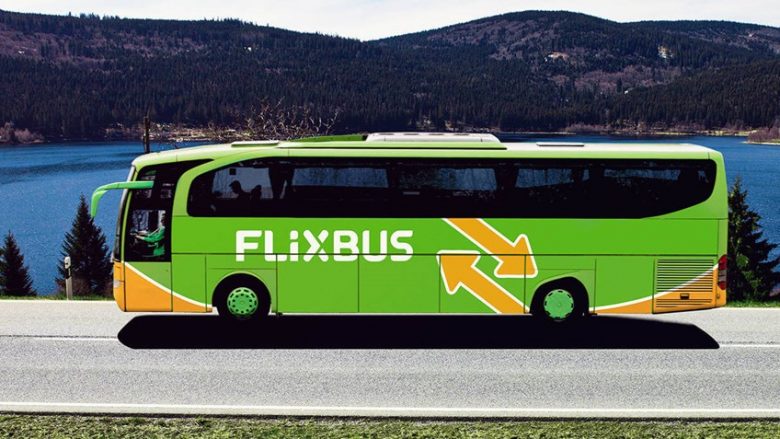 Lind në një autobus, fëmija do të udhëtojë falas deri në moshën 18 vjeçare