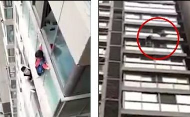 Mbeti i varur jashtë rrethojës mbrojtëse të ballkonit në katin e 14, fqinjët e shpëtojnë kinezin e vogël (Video)