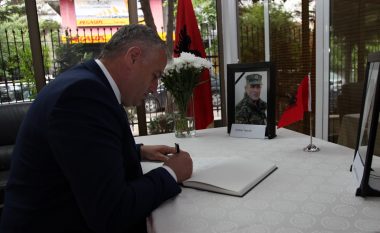 Ministri Berisha përkujton dy ushtarakët e rënë gjatë misionit paqësor në Letoni
