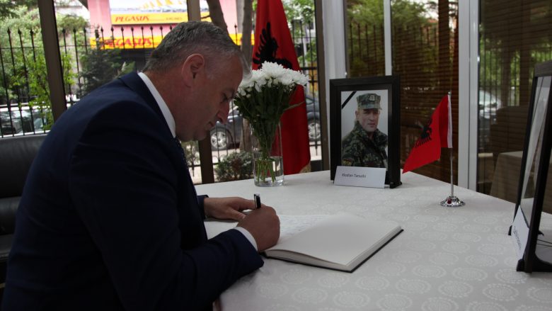 Ministri Berisha përkujton dy ushtarakët e rënë gjatë misionit paqësor në Letoni