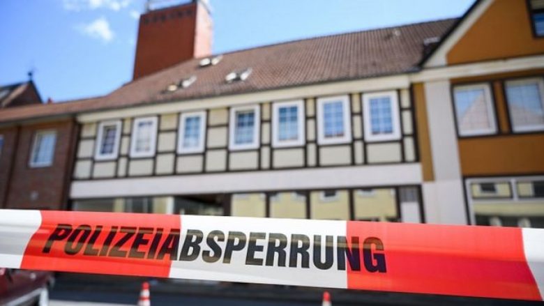 Gjermani: Gjenden edhe dy trupa të pajetë pranë hotelit bavarez ku mistershëm u vranë me shigjeta tre persona