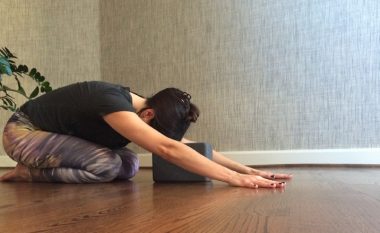 Gjashtë ushtrime joga që ju qetësojnë para se të flini (Foto)