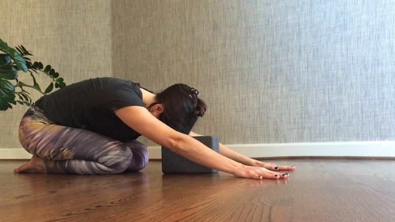 Gjashtë ushtrime joga që ju qetësojnë para se të flini (Foto)