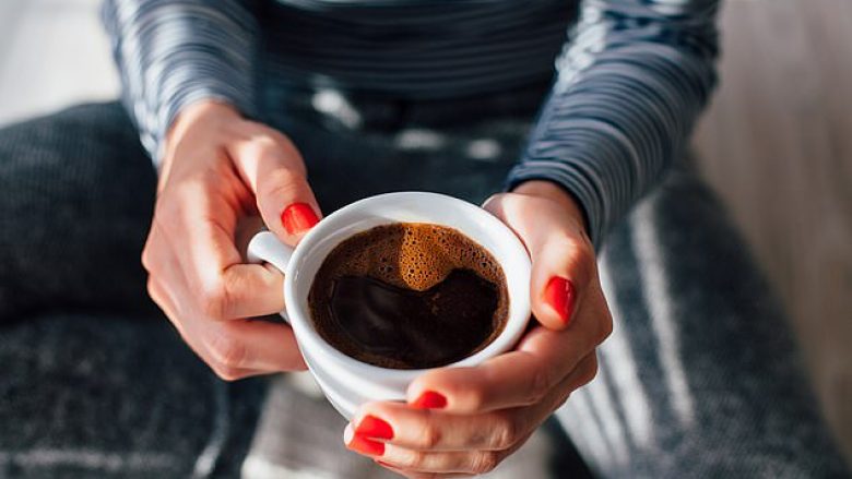 Konsumimi i katër kafeve në ditë e zvogëlon rrezikun e diabetit, sëmundjeve të zemrës dhe hipertensionit