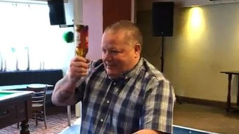 E gjitha për një bast të vogël: Burri tenton të thyejë një shishe birre duke e përplasur në kokën e tij (Video)