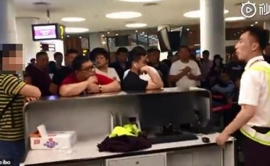 Vonesë në aeroport, pasagjeri tenton ta “poshtërojë” një anëtar të stafit – kritika për gjestin e tij (Video)