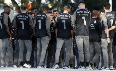 Ekipi i Portos shkojnë në vizitë te Casillas – me numrin ‘1’ në shpinë dhe emrin e Iker, bashkëlojtarët kishin shumë emocione