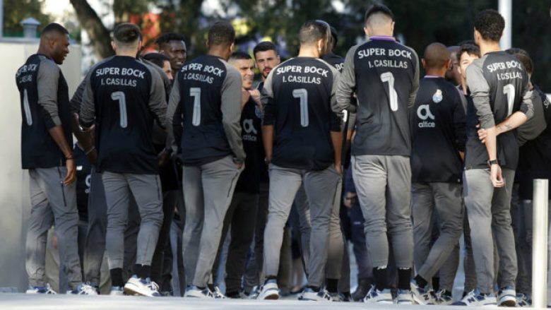 Ekipi i Portos shkojnë në vizitë te Casillas – me numrin ‘1’ në shpinë dhe emrin e Iker, bashkëlojtarët kishin shumë emocione