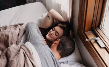 Pesë gjëra që femrat duhet t’i bëjnë pa frikë në shtrat!