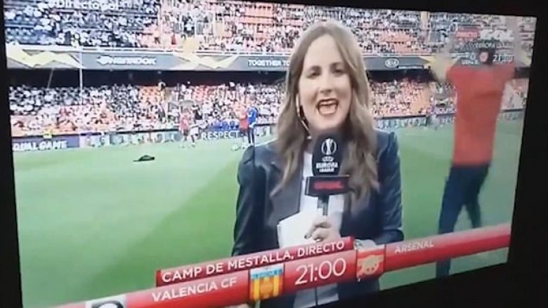 Po raportonte live para ndeshjes, gazetarja e pëson keq – topi e godet në kokë dhe e përplas për tokë (Video)
