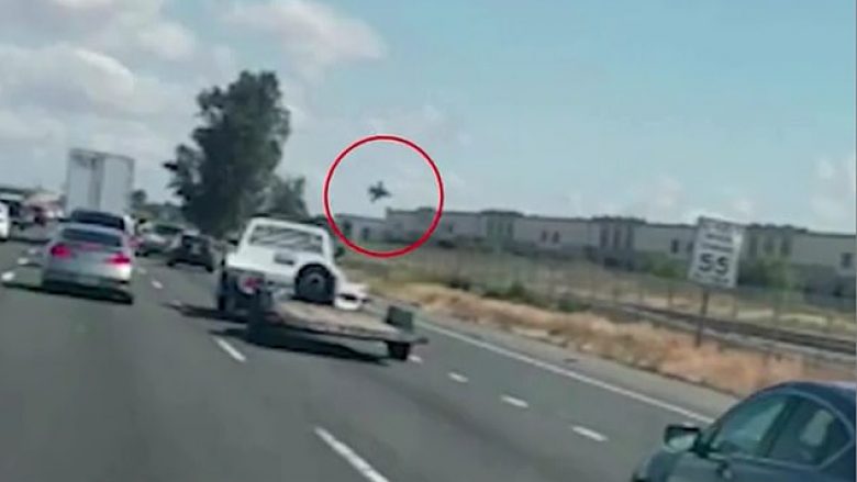 Kamerat kapin momentin kur aeroplani përplaset në bazën ajrore në Kaliforni, pak sekonda para se piloti të katapultohej (Foto/Video)