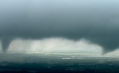 Tornadot godasin SHBA-në, shtëpitë mbesin pa kulm – pasagjerët e aeroporteve dërgohen në strehimore (Video)