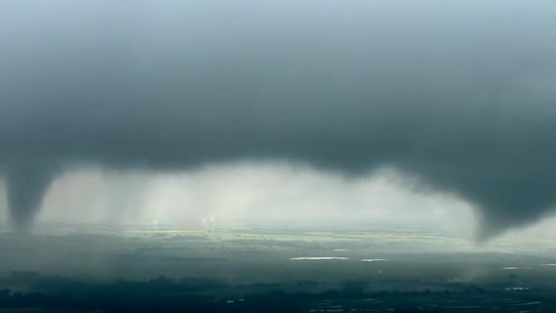 Tornadot godasin SHBA-në, shtëpitë mbesin pa kulm – pasagjerët e aeroporteve dërgohen në strehimore (Video)