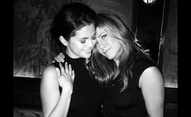 Selena Gomez rikthen Jennifer Anistonin në vitet e 90-ta