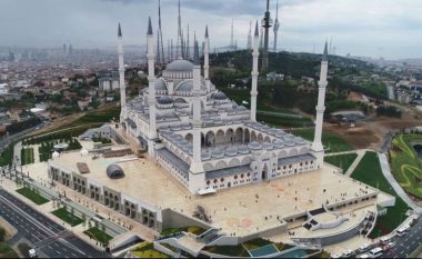 Hapet zyrtarisht xhamia me gjashtë minare në Stamboll, më e madhja në Turqi (Video)