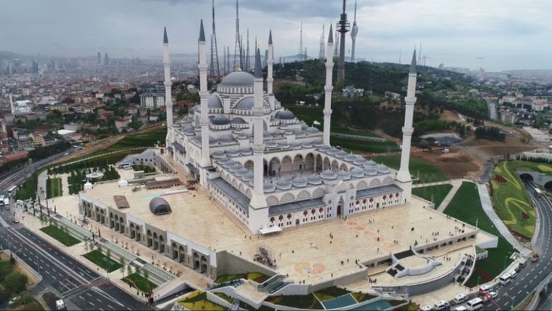 Hapet zyrtarisht xhamia me gjashtë minare në Stamboll, më e madhja në Turqi (Video)