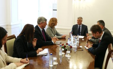 Thaçi takohet me zyrtaren e lartë të DASH-it: Dialogu me Serbinë, roli i SHBA-së është i pazëvendësueshëm