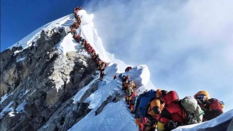 Është një nga punët më të rrezikshme në botë, për këtë paguhen shumë – njihuni me udhërrëfyesit e alpinistëve (Foto/Video)