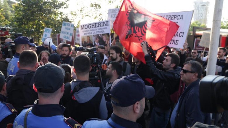 Policia ndalon Vetëvendosjen në Tiranë