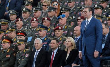 Parada ushtarake e Serbisë mes Perëndimit dhe Lindjes