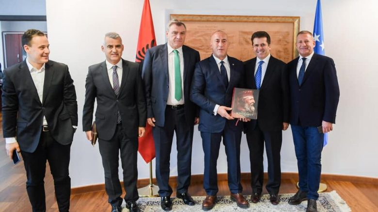 Haradinaj takon delegacionin e partive opozitare të Shqipërisë