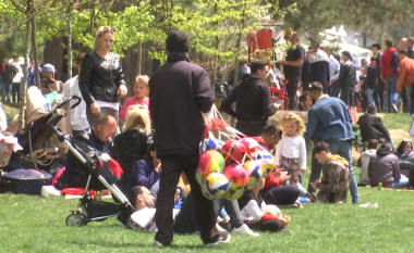 Qindra qytetarë festojnë 1 majin në parkun e Gërmisë (Video)