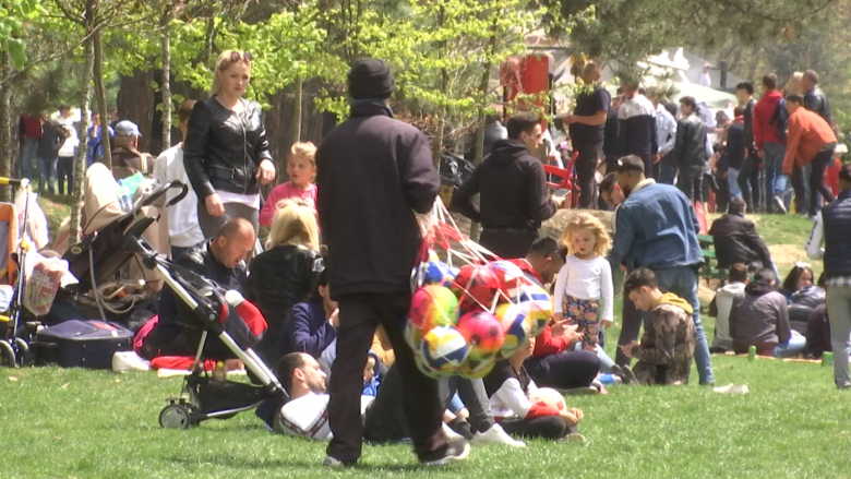 Qindra qytetarë festojnë 1 majin në parkun e Gërmisë (Video)