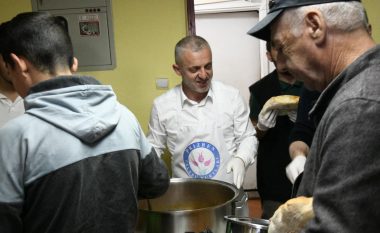 “Jetimat e Ballkanit” në Prizren çdo ditë shtrojnë iftar falas për 310 persona