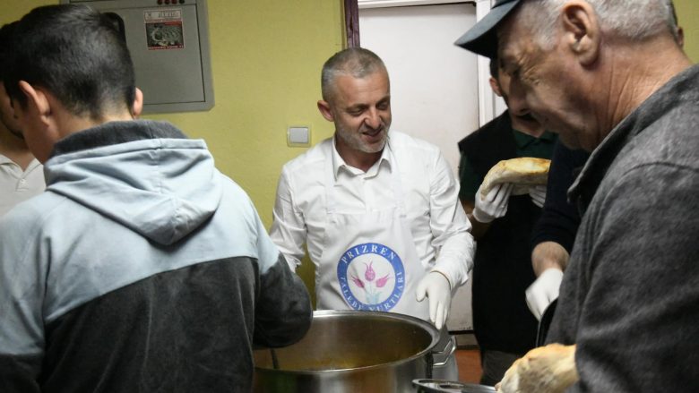 “Jetimat e Ballkanit” në Prizren çdo ditë shtrojnë iftar falas për 310 persona