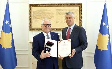 Thaçi dekoron me medalje presidenciale Aki Nuredinin