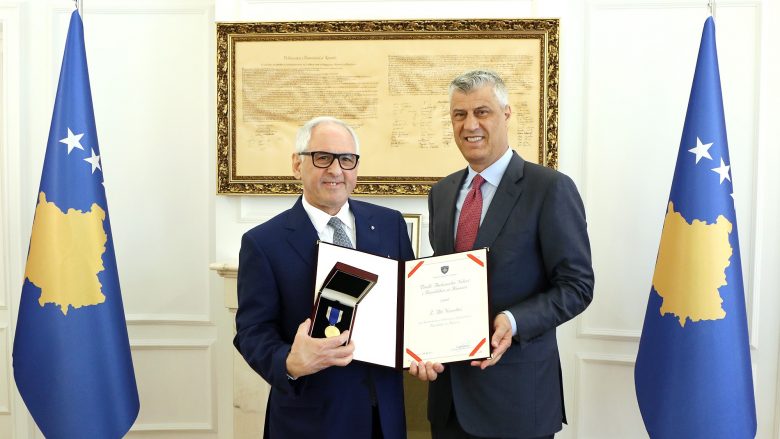 Thaçi dekoron me medalje presidenciale Aki Nuredinin