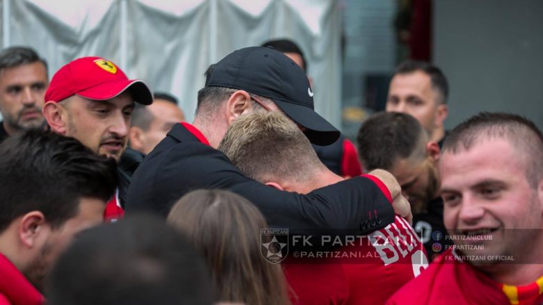 Historia e rrallë: Tifozi merr leje nga burgu për ta parë Partizanin kampion pas 26 vitesh