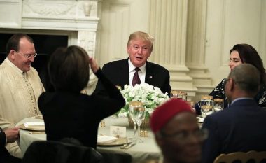Trump shtron iftar në Shtëpinë e Bardhë, ambasadorja Çitaku ulet përkrah tij (Foto/Video)