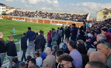 Shumë tifozë të Llapit lëshojnë stadiumin: E akuzojnë Batatinën për lëshim të ndeshjes