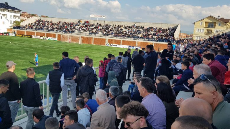 Shumë tifozë të Llapit lëshojnë stadiumin: E akuzojnë Batatinën për lëshim të ndeshjes