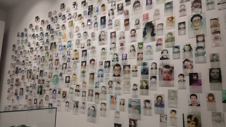 “Na ishte njëherë që kurrë mos qoftë”, ekspozita kushtuar 1133 fëmijëve të vrarë dhe të zhdukur gjatë luftës së fundit në Kosovë (Video)