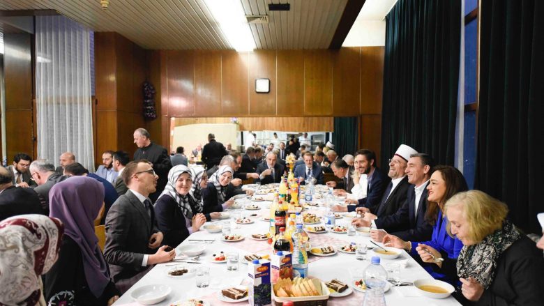 Veseli për iftar me nxënësit e Medresesë në Prishtinë