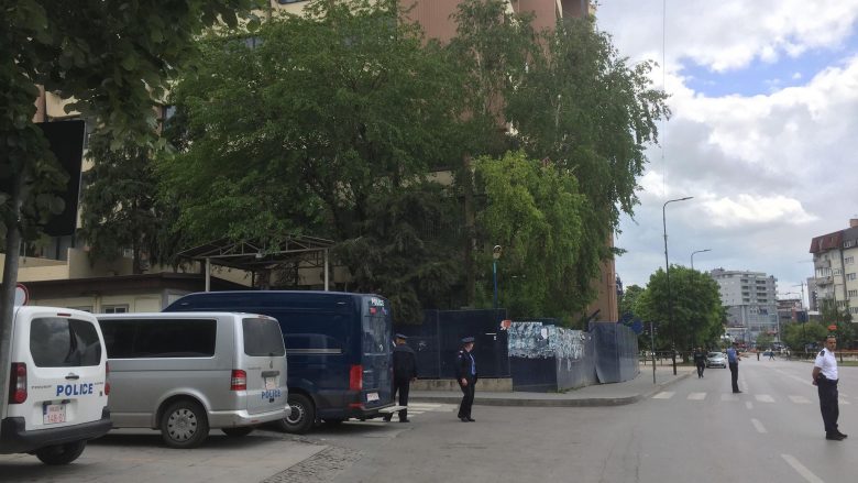 U dyshua për bombë, policia nuk gjen asnjë mjet shpërthyes në dy objektet në Prishtinë