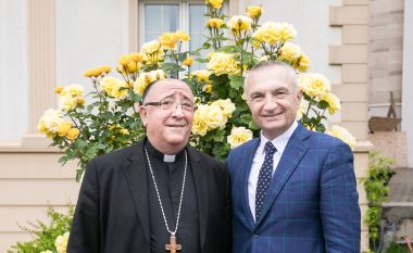 Meta në Prishtinë, vizitë në Kishën ‘Shën Nënë Tereza’, falënderon Papën