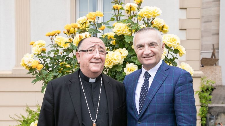 Meta në Prishtinë, vizitë në Kishën ‘Shën Nënë Tereza’, falënderon Papën