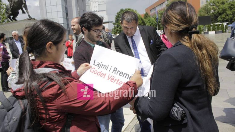 Protestohet në Prishtinë për gruan rome që u sulmua dje nga qytetarët në Lipjan