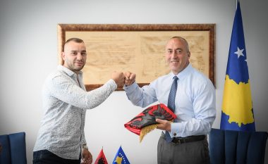 Haradinaj ia dhuron flamurin kombëtar Petrit Mazrekajt: Boksieri shqiptar do të ballafaqohet me djalin e kriminelit serb, Arkan
