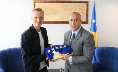 Kryeministri Ramush Haradinaj pret në takim futbollistin e porsaardhur te Kosova, Florent Hadergjonajn