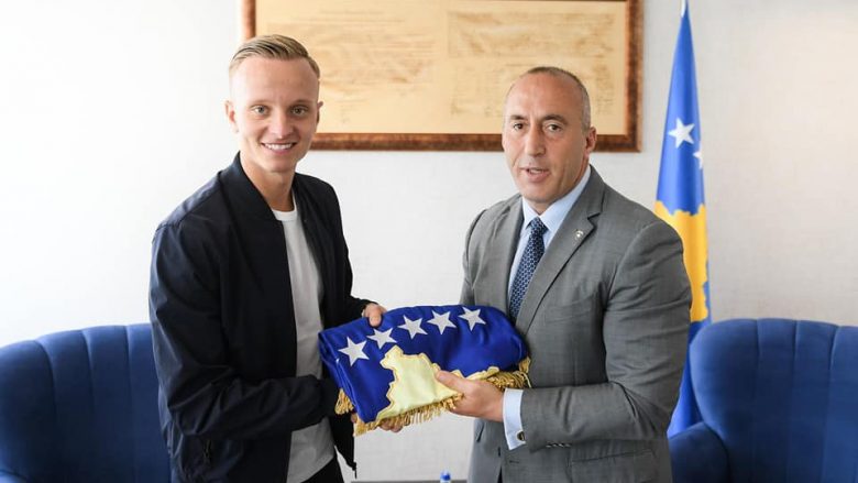 Kryeministri Ramush Haradinaj pret në takim futbollistin e porsaardhur te Kosova, Florent Hadergjonajn