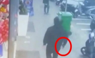 Mafiozi “mashtroi” vdekjen, por e pësuan keq dy kalimtarë – pamjet e atentatit në një rrugë në Napoli të Italisë (Video)