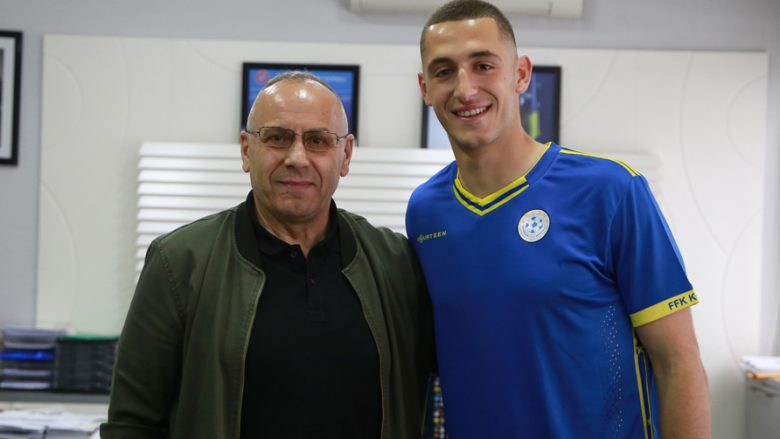 Kreu i FFK-së e priti futbollistin Arton Zekaj që do të jetë pjesë e Përfaqësueses U-21