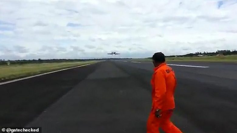 Aeroplani kaloi mbi punonjësit në pistë, pasi piloti humbi kontaktin me bazën e aeroportit (Video)