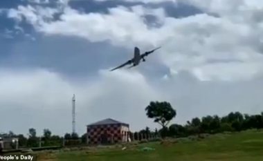 Aeroplani u lëkund nga erërat e fuqishme, që nuk e lejonin të aterronte (Video)