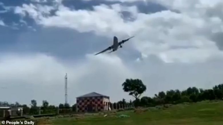 Aeroplani u lëkund nga erërat e fuqishme, që nuk e lejonin të aterronte (Video)